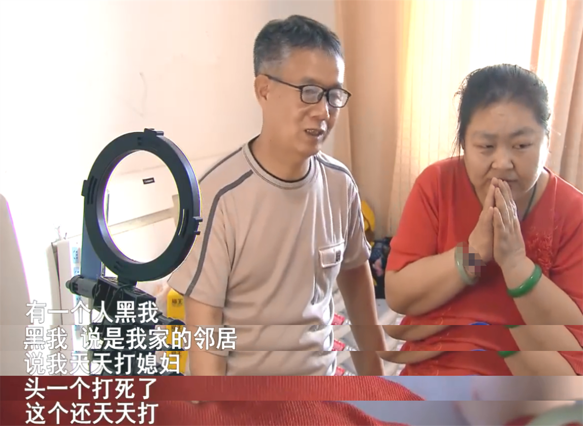 培大大看众生 47岁妻子只有5岁智商，64岁丈夫照顾27年，开直播赚钱却饱受非议