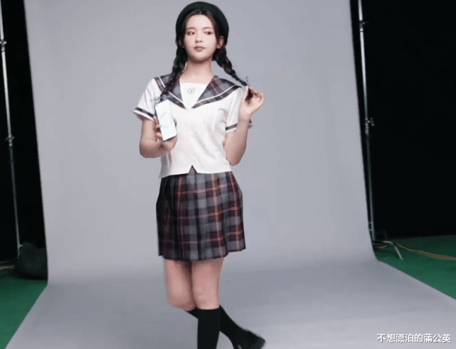 贝克汉姆|杨超越梳麻花辫拍广告，看到“学生装”造型，终于理解粉丝的审美