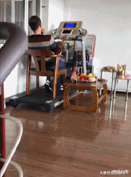 书尽心生|搞笑GIF：这娃娃太厉害了，上一秒还那么精神，下一秒说睡就睡！