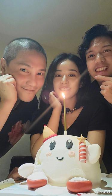 赵丽颖|赵丽颖庆生男闺蜜团作陪，穿T恤戴颈带脸瘦一圈，单身女王不愁追