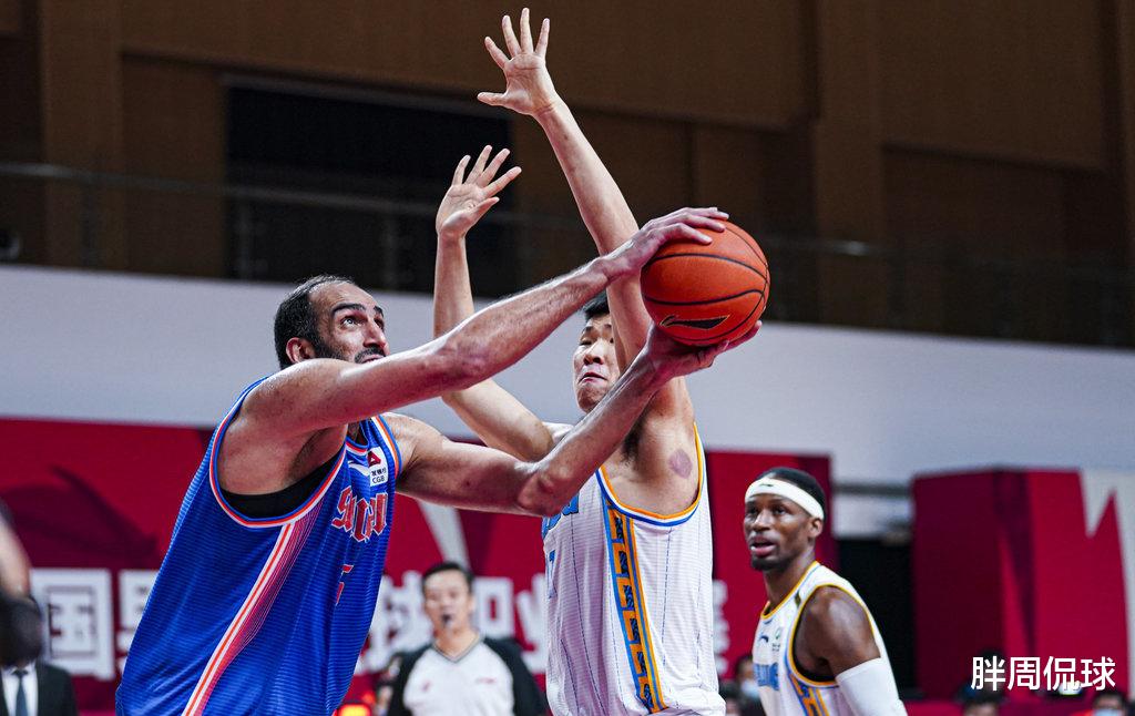 中超|严惩哈达迪！CBA赛场公然扇范子铭耳光，60号裁判更丧失底线