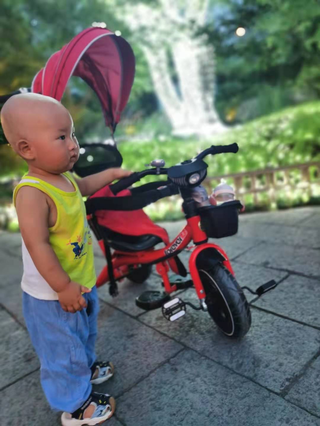 睿齐的爸爸|育儿知识之一岁左右的宝宝特别爱扔东西，我们宝爸宝妈可以给予干预或者以暴制暴吗？