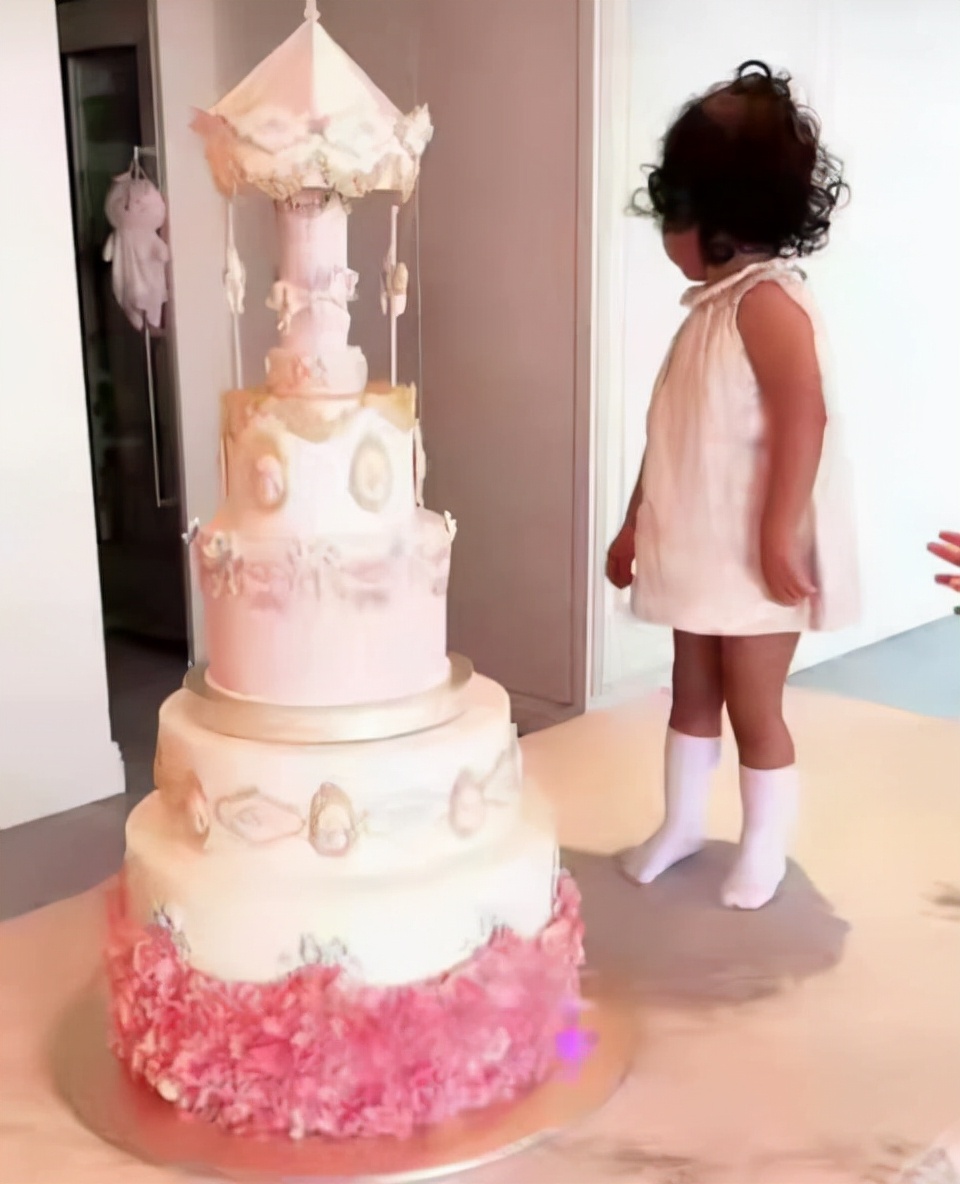 吴佩慈|吴佩慈43岁生日派对曝光，稳居名媛贵妇C位，手上鸽子蛋钻戒抢镜