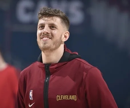 篮网队 仅一夜！篮网有望签下8+6中锋，湖人喜讯，西蒙斯交易有新变化！