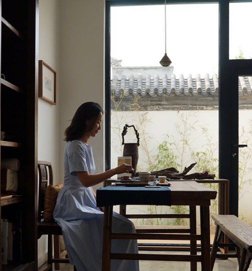 十万个家居为什么|赵子琪晒出自己的豪宅，围墙是传统的灰瓦白墙，仿佛住在江南水乡