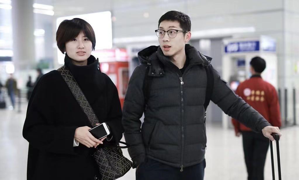 谌龙|许昕大红唇变客服姐姐，妻子吐槽：大妖怪！许昕挖坑谌龙遭媳妇质问