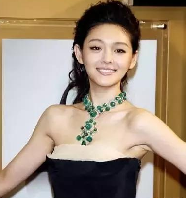 辉辉珠宝|谁说翡翠过时老土?看大S的实力演绎,气质高贵好诱人!
