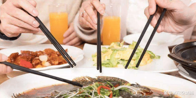 鱼刺卡在喉咙,不要再喝醋了,教你简单方法,鱼刺自动跑出来