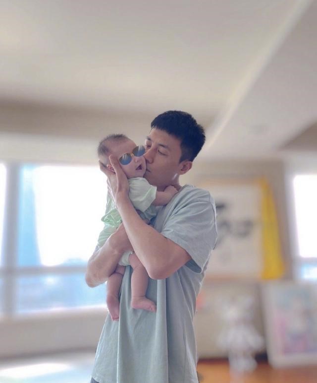 杜淳|杜淳妻子晒女儿萌照，8个月小蛋饺自己吃辅食，肌肤白皙越发秀气