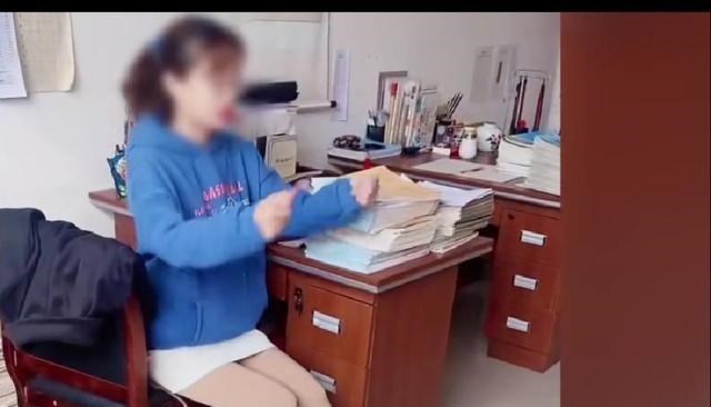 教师|吸睛！女老师穿短裙和高筒靴在办公室“练驾考科三”