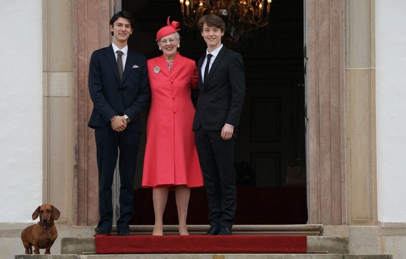丹麥王室成員齊聚！49歲王妃穿波點裙超美，21歲華裔王子把人帥到-圖5