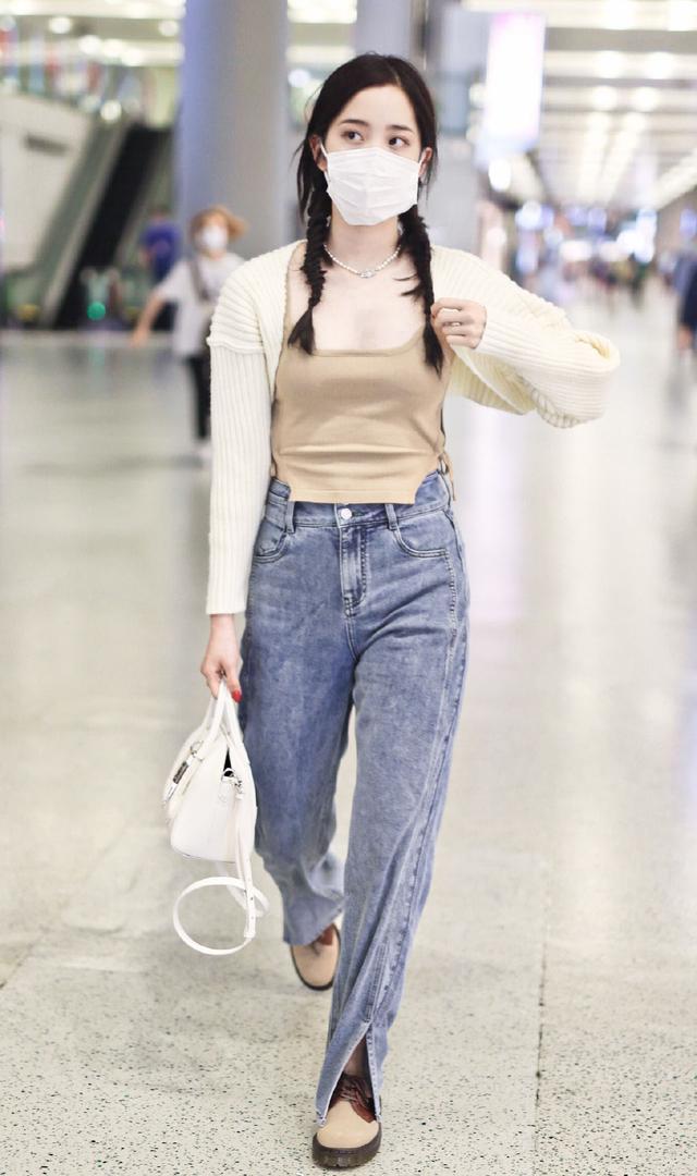 旗袍公馆|欧阳娜娜真是长大了,机场穿吊带大胆秀身材,又要美出圈了