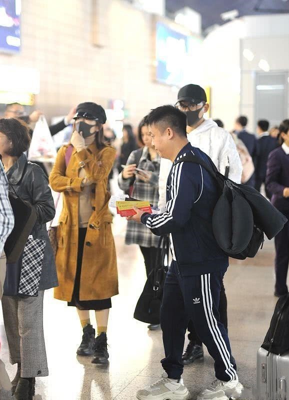 谢娜|谢娜张杰拉手走机场，娜娜胖一圈穿大衣没藏住粗腿，杰哥穿得挺潮