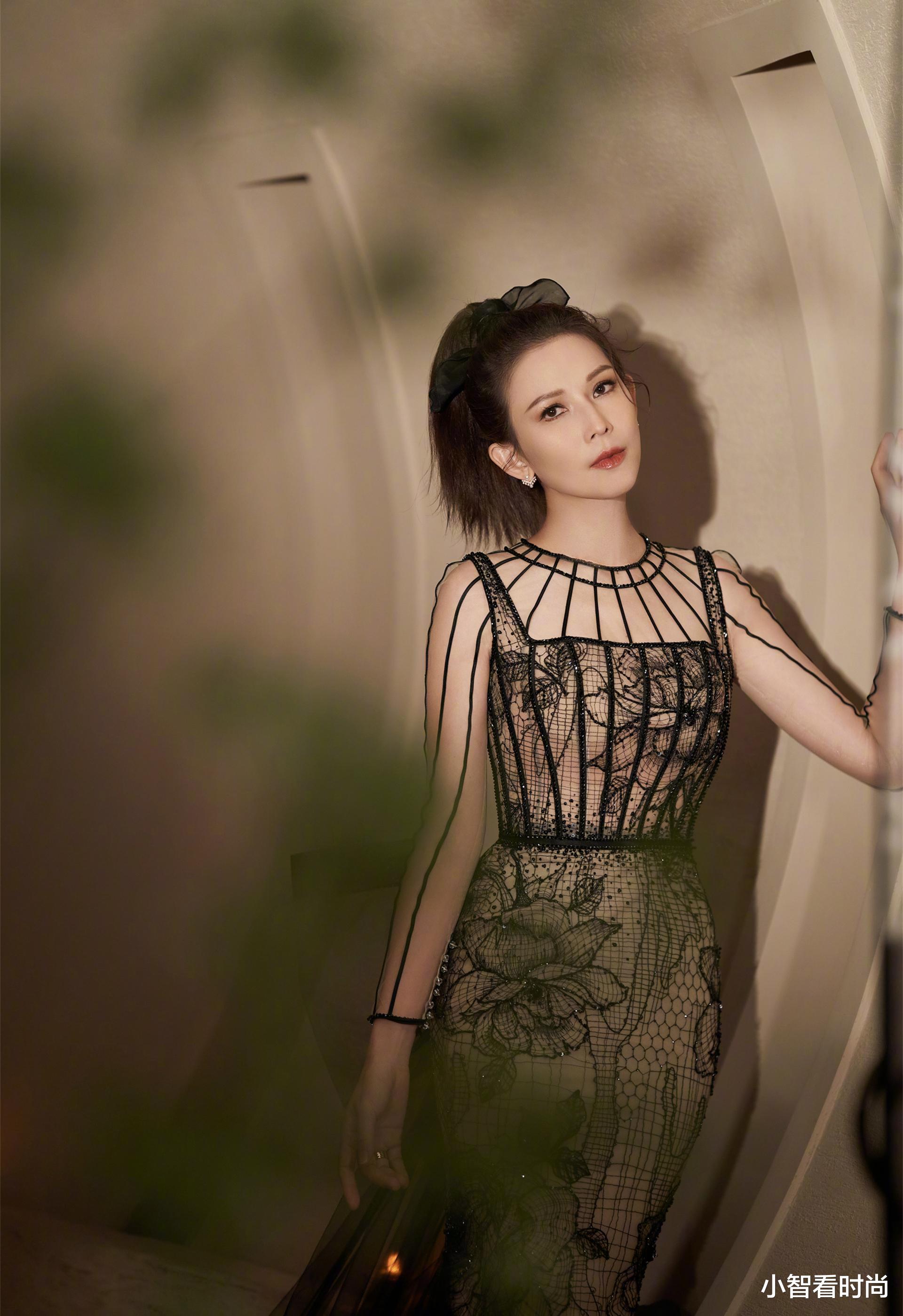 蔡少芬|蔡少芬依旧是女神样，穿薄纱黑边抹胸裙装，其曼妙的造型不言而喻