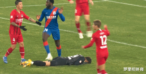 上海申花|中超爭(zhēng)議判罰！申花外援故意推倒對(duì)手，沒(méi)給紅牌，被推方卻吃黃牌