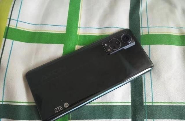 相机 屏下相机仅2458元，还有骁龙870+120Hz屏，背面设计有点像华为P50