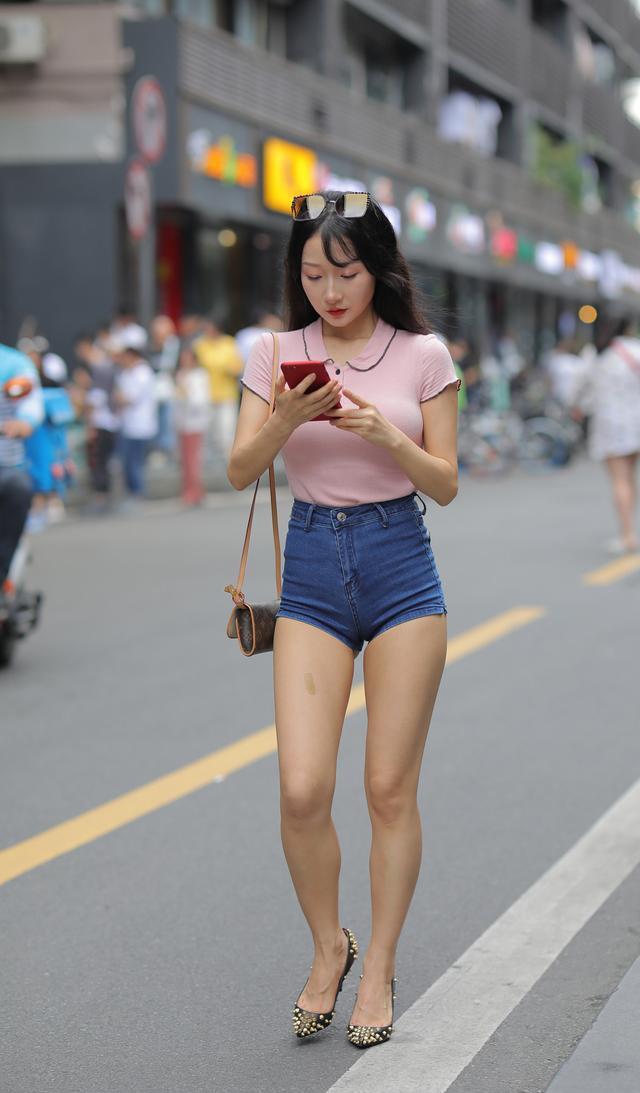 言真说 夏天别老穿裙子，试试基础款T恤+牛仔短裤，简约清爽同样显身材