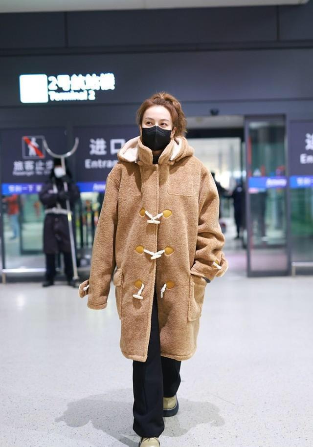 吴昕 吴昕也是开始“扮嫩”!扎甜美马尾辫穿泰迪熊长款外套,巨软萌可爱