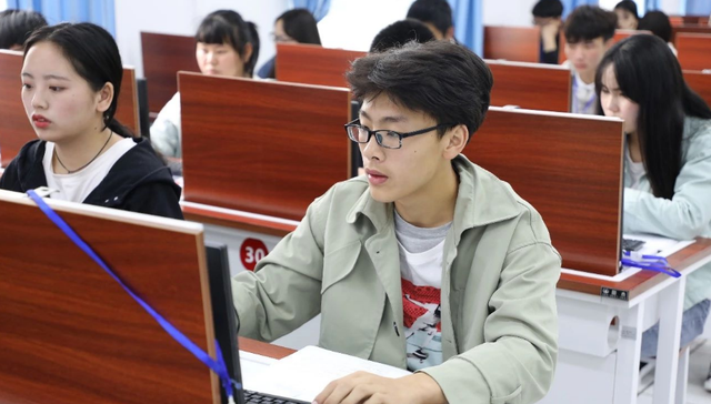 雪落无尘谈|高考“热门专业”排名,00后大学生十分认可,父母却难以接受