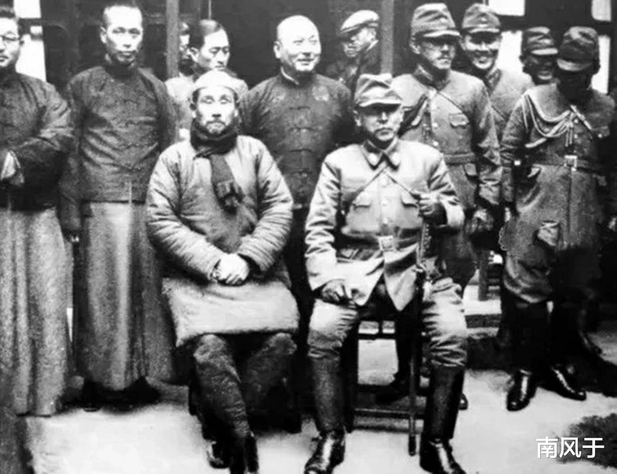 日军|历史过目难忘瞬间：惨被德军绞死的女红军，服毒自杀的希姆莱，图9极具讽刺