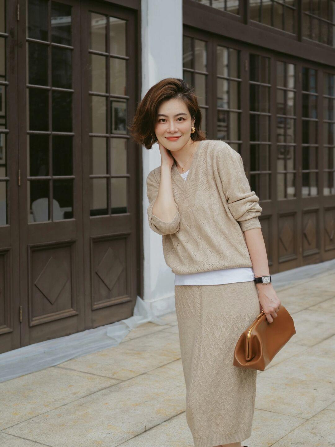 何有强 秋天还在穿黑白配？今年流行“大地色”，让你轻松穿出不俗气质