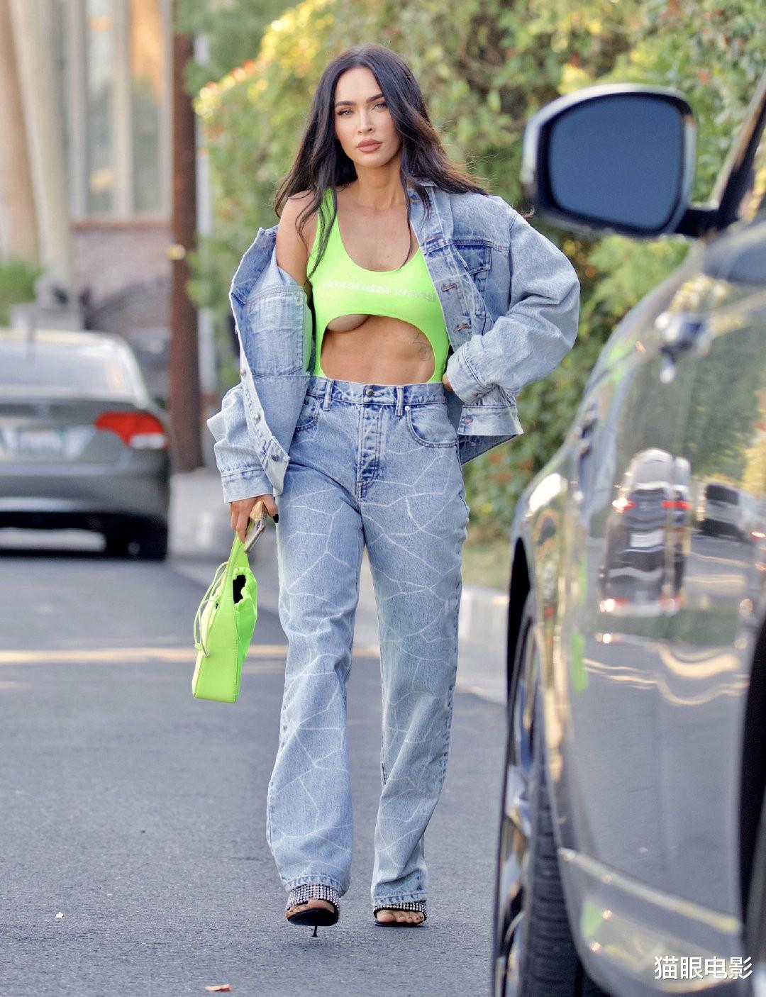 梅根·福克斯|35岁变形金刚女主晒照，大胆穿开洞吊带秀腹肌，还要出演敢死队4