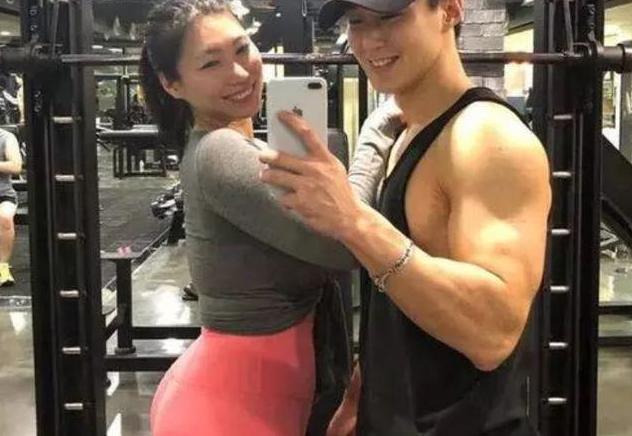 |20岁小鲜肉倒追50岁阿姨,看到身材后,我承认我羡慕了