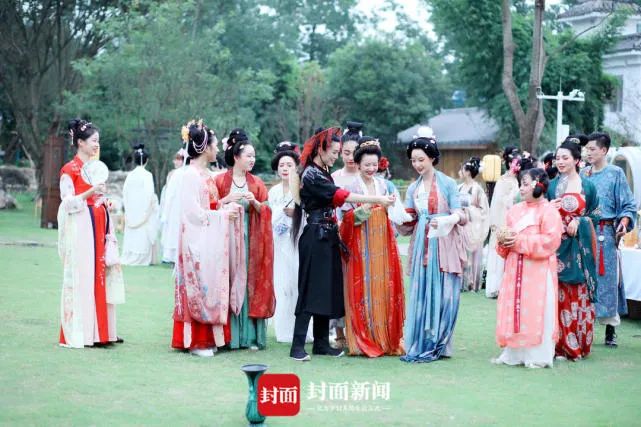 汉服资讯古装文化|不承认传统服饰，是否等于选择遗忘历史？76年了，我们该思考什么