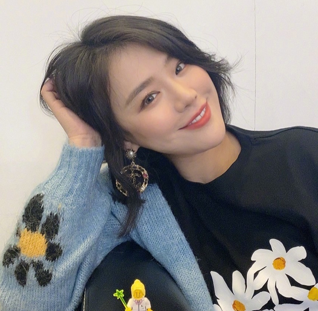 马思纯|马思纯胖出新高度，包子脸双下巴粗臂膀，站在人群中竟与素人无异