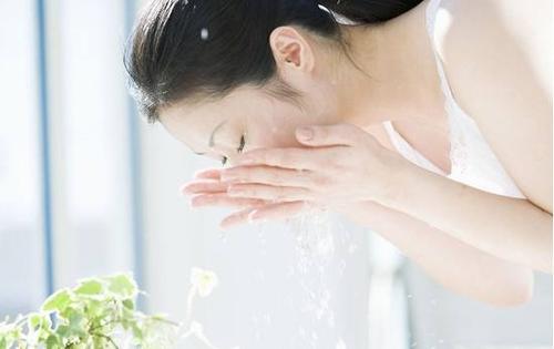 洗面奶 注意！注意！夏季和冬季的洗脸方式，大不相同！！！