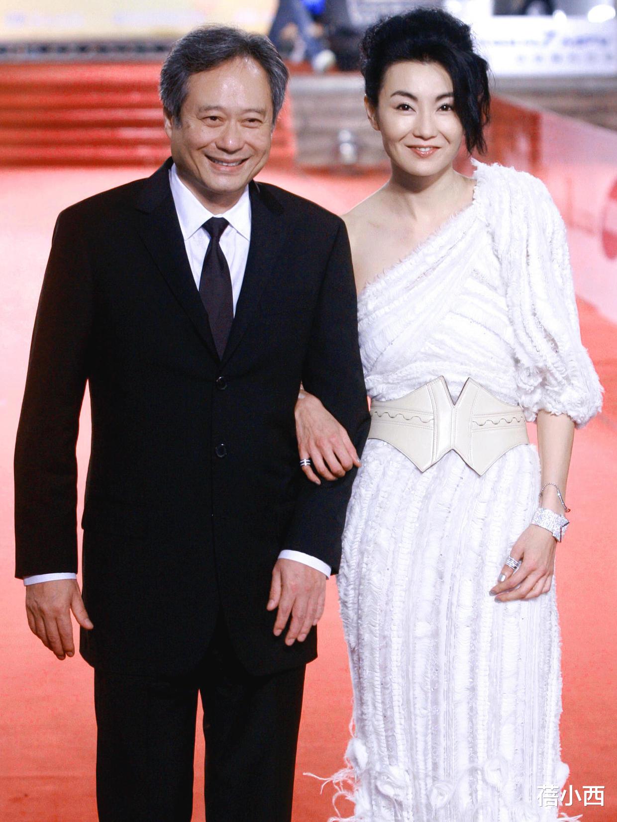 蓓小西|张曼玉巨星气场太强了，穿白色斜肩连衣裙走红毯，56岁气质很惊艳