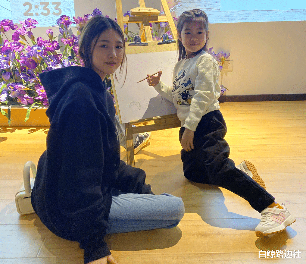 霍思燕|章子怡一家五口看画展！16岁大女儿颜值超高，醒醒和妈妈越来越像