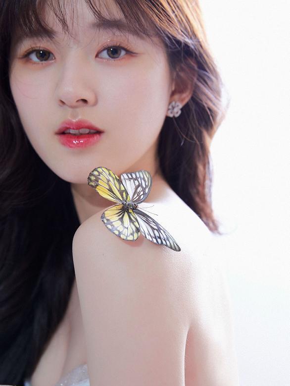 李由美|赵露思为啥总爱长卷发？被造型师强行拉直，“头型”我没看错吧？