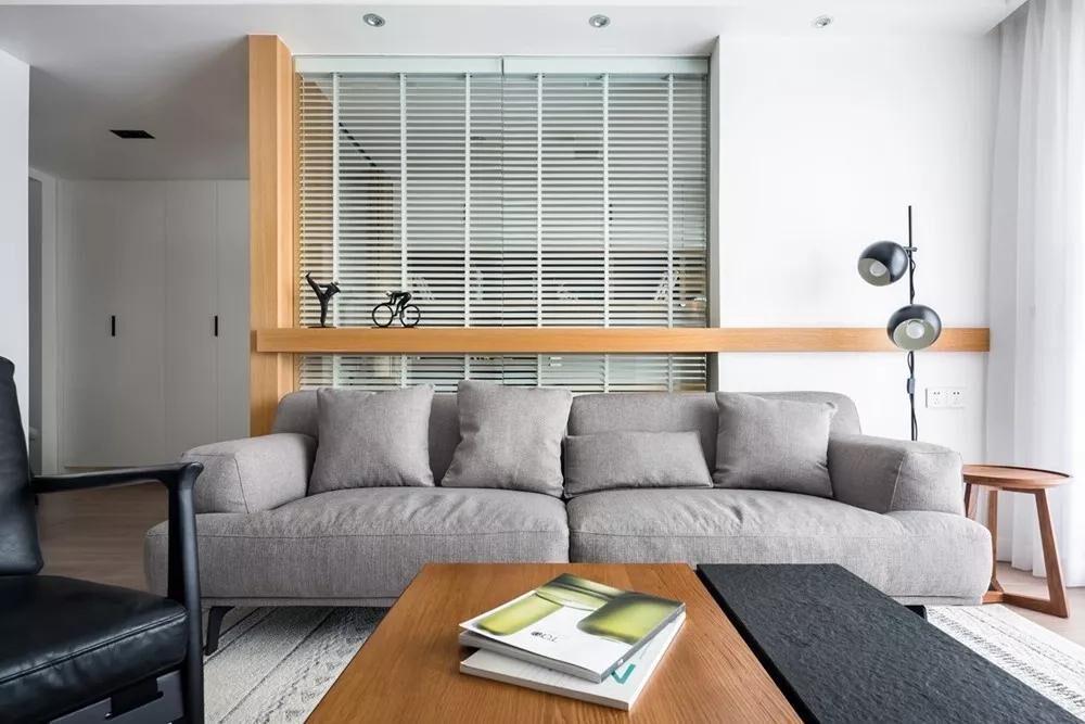 越来越多人不把沙发靠墙摆放了，聪明人都这样做，更实用美观！