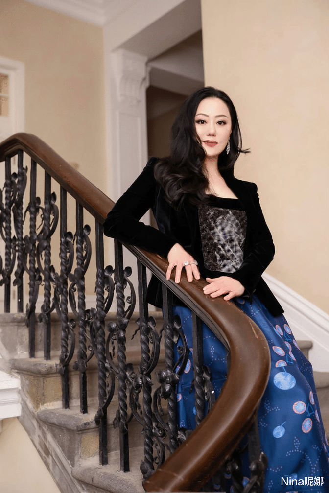 Nina昵娜 58岁章小蕙好奢华!穿西装配半身裙看秀,俩鸽子蛋钻戒让人看羡慕