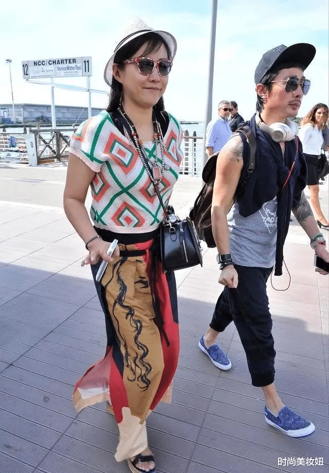 饮食|郝蕾剪掉10年长发，穿深V连衣裙配狗啃刘海短发，差点认不出