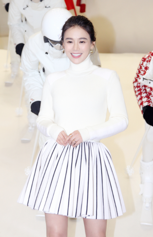 何有强 马思纯瘦下来更有“少女感”,穿白毛衣配短裙,甜美温柔又减龄