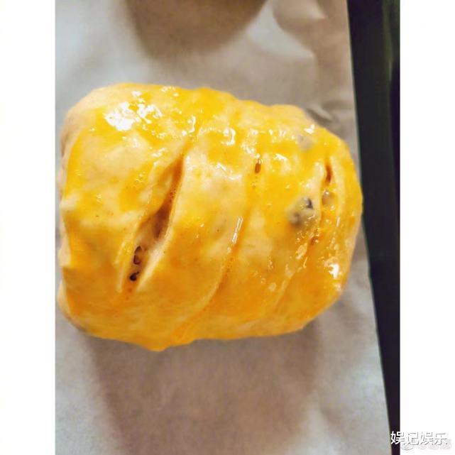 谢娜|出月子了？谢娜宣布喜讯后，在家做面包跟邻居分享，心情超好