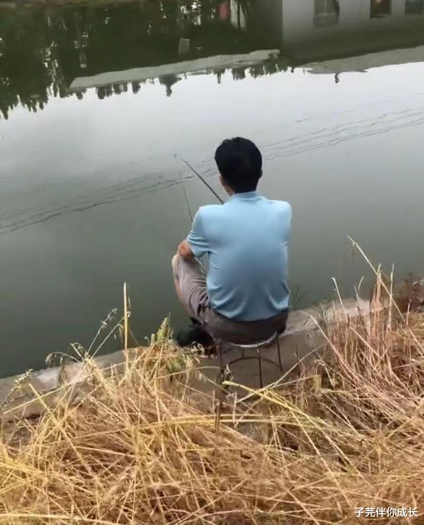 姚策|姚爸钓鱼溜着鱼塘跑，与亲家收获不少，网友：威威有福了