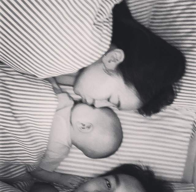 杨祐宁|39岁杨祐宁晒全家福，忙工作未陪1岁女儿庆生，妻女亲吻画面温馨