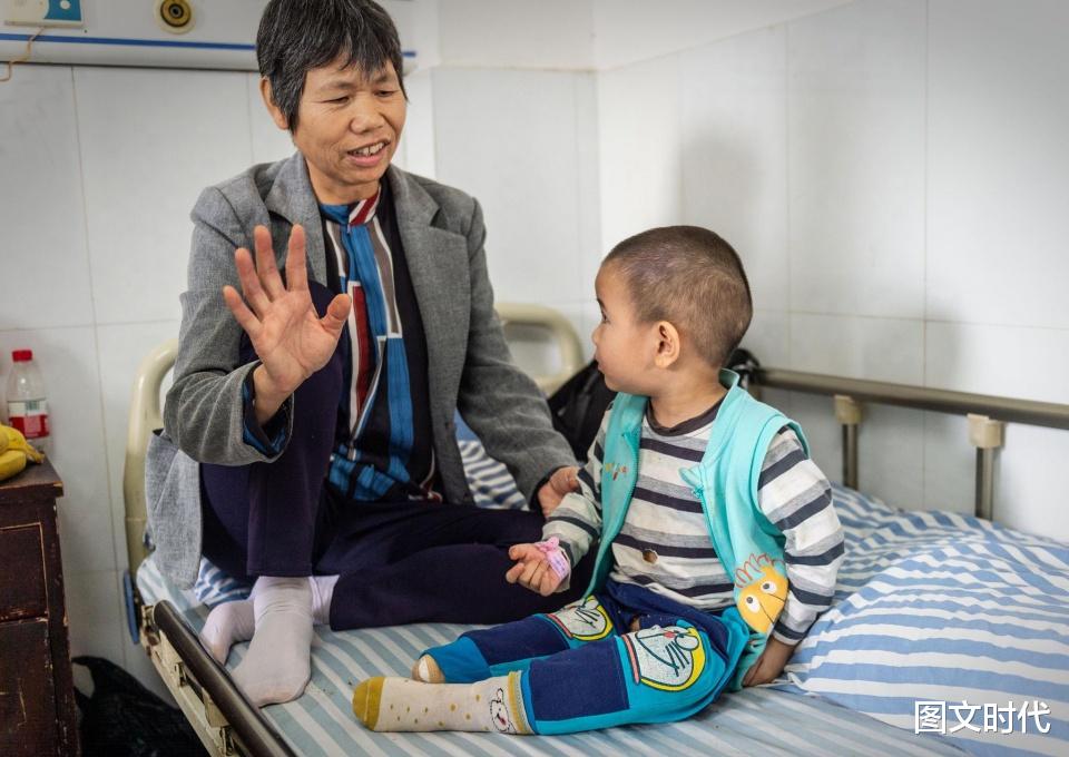 图文时代 幼童遭黑车碾压失去右腿,7旬奶奶学护理,想保住打8枚钢钉的左腿