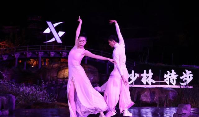 释小龙|景甜范丞丞走秀,有人打伞有人淋雨,看完合影才知:谁的素质最高