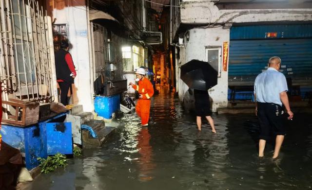生活报 贵州贵阳遭暴雨冰雹袭击 消防搜救转移群众212人