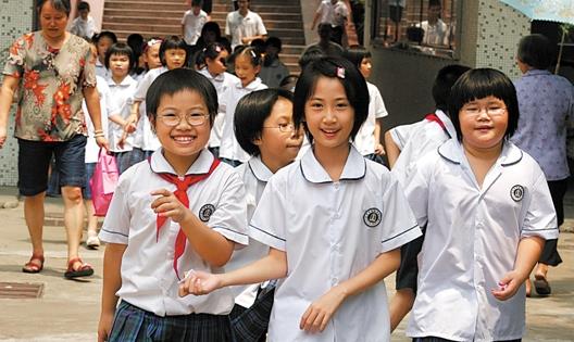 中小学|“我一个月工资就买一套校服？”小学生天价校服曝光，就长这样？