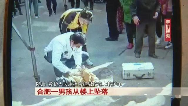 安徽1岁男童被陌生人残害,本有3次生存机会,目击者冷漠看完全程