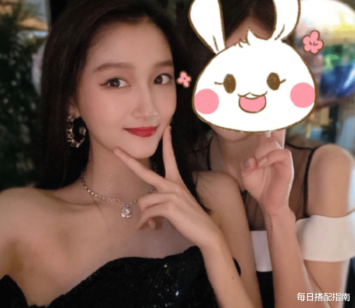 关晓彤|有一种美叫关晓彤，长得漂亮单看却显土气，但合照总能碾压别人