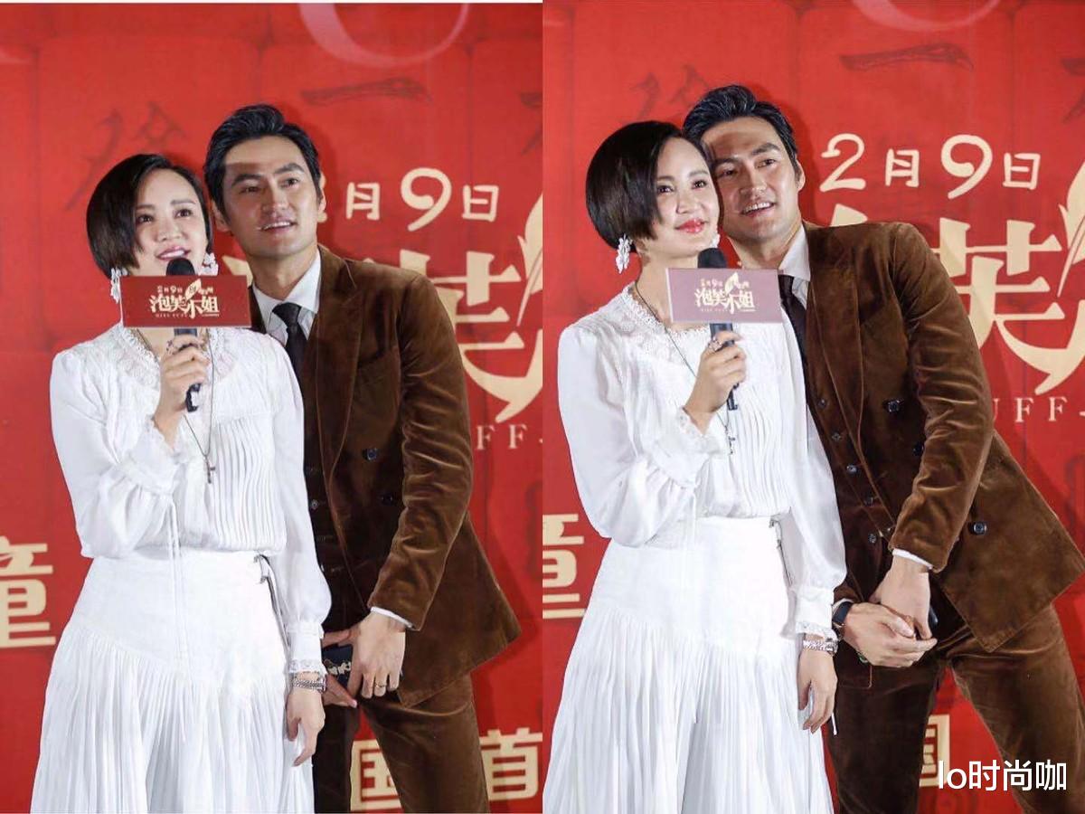 穿衣搭配|张歆艺短发好飒爽,一袭白裙站老公旁边好娇羞,笑的头都仰过去