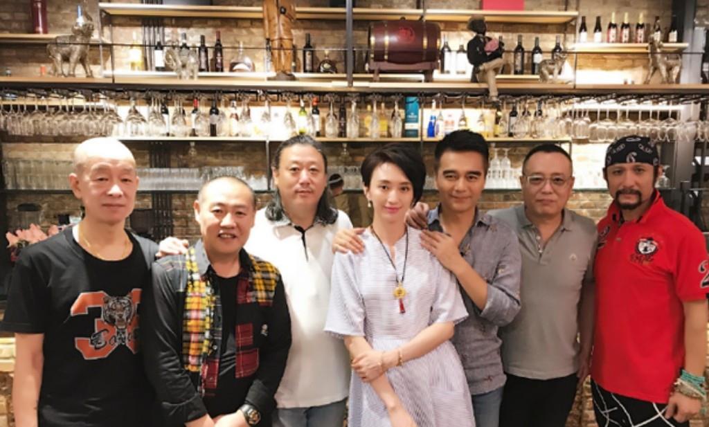 穿衣搭配|许亚军真有福气，妻子短发配黑色连衣裙亮相，全身散发无穷魅力