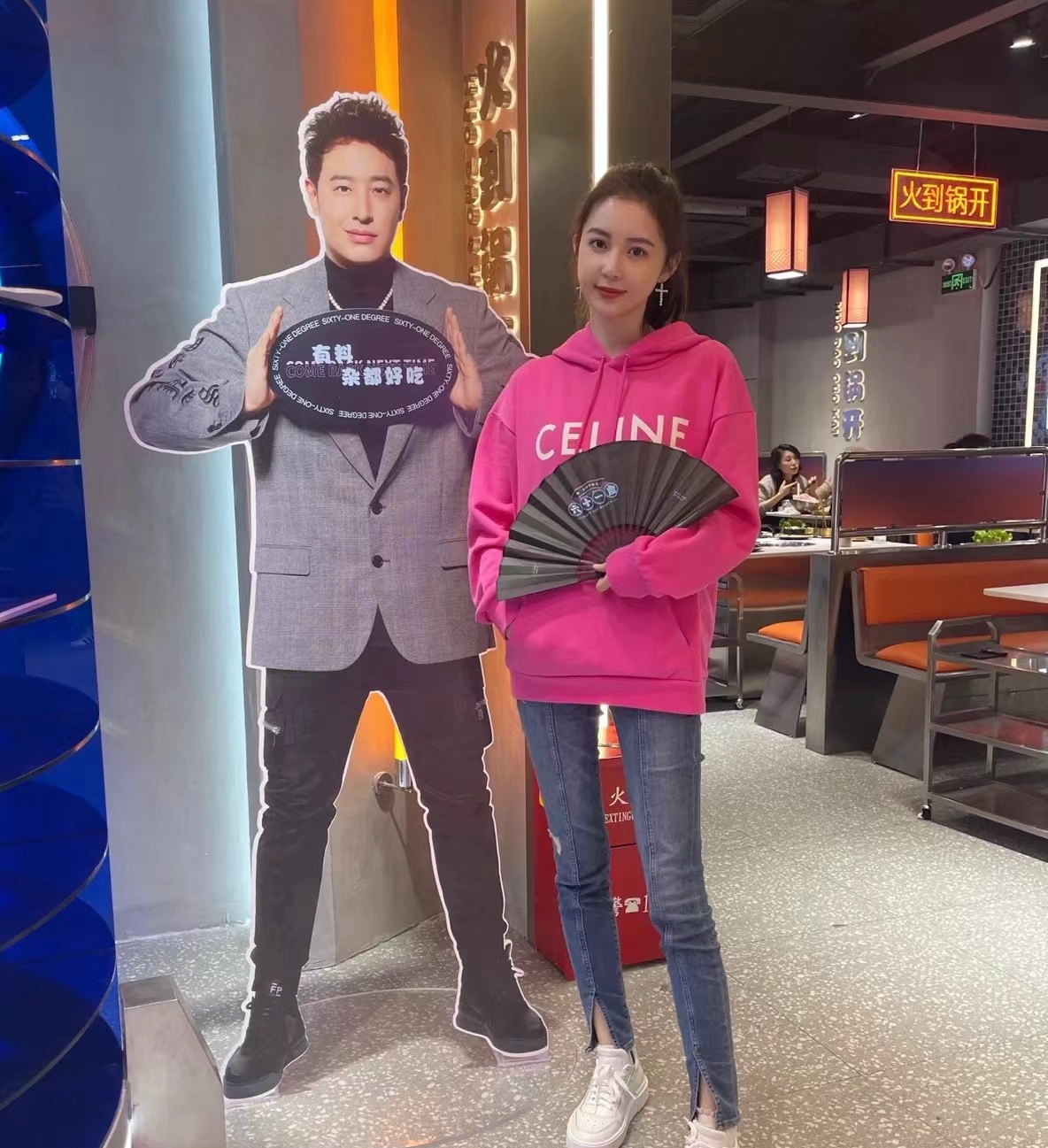 杨紫|宣云陪潘玮柏现身餐厅开业礼不敢直面粉丝，只与丈夫人形立牌合影