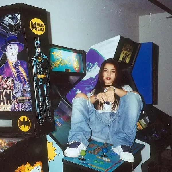 卡戴珊|卡戴珊自曝“清纯”童年照！网友：没整之前好看多了！